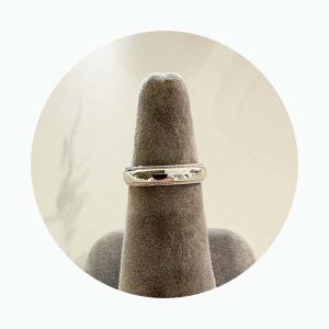 14K Thin White Gold Metal Ring with Decorative Border