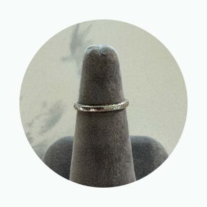18K Very Thin White Gold Metal Wedding Ring with Decor